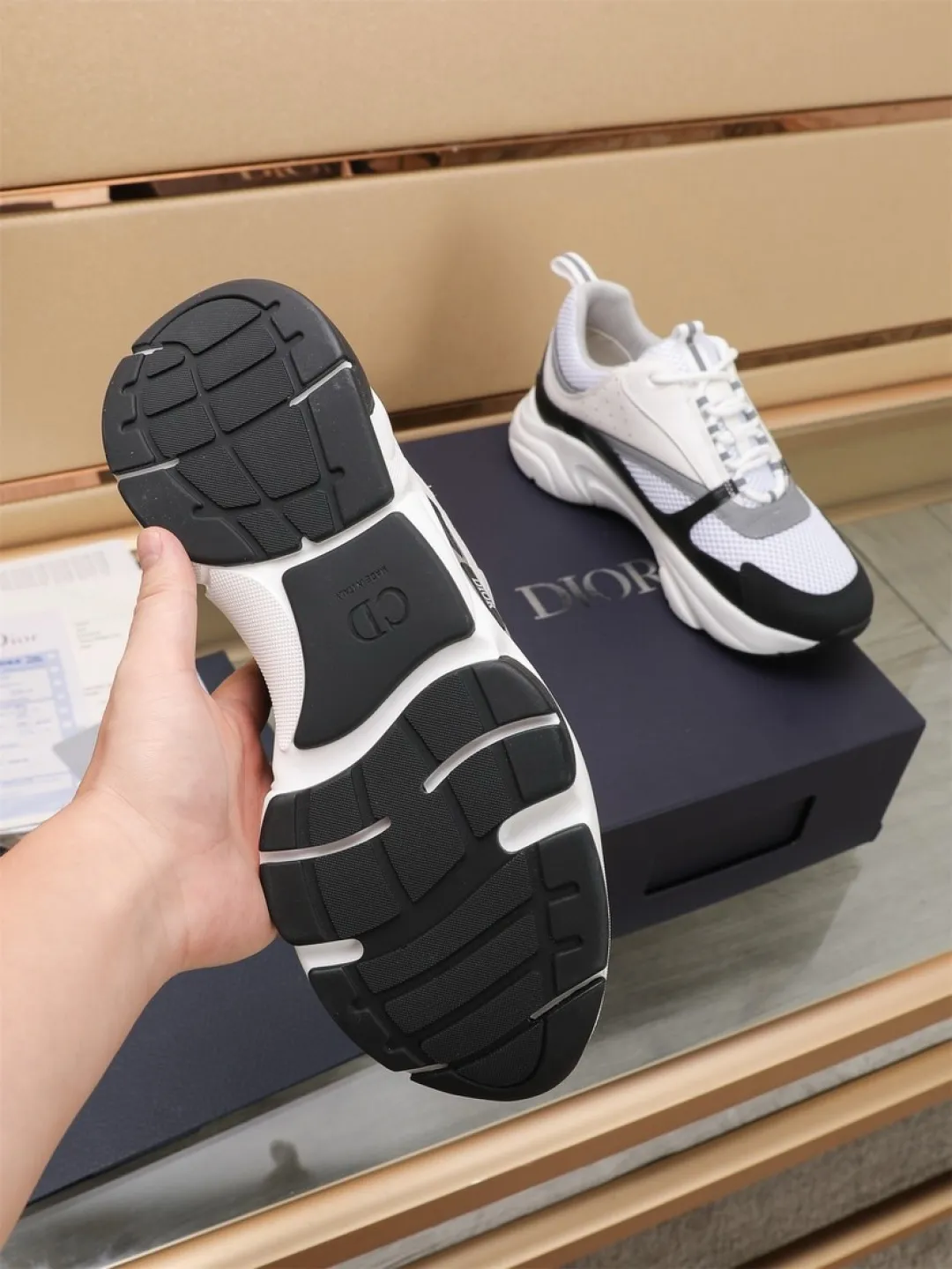 Men's shoes 💰P460💰【Dior】Dior✨ is online at the same time👏 This casual sneaker is a new product in the series and continues Di*r's classic style. The upper is made of original mesh and cow leather, with a two-color textured outsole, and the brand's iconic details on the rear collar and heel to enhance the style. Fashionable and versatile. Wear it with jeans or slacks for a casual look. Size: 38-44 (45 customized)